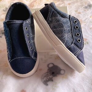 Wonder nation size 7 double velcro tab shoes. Navy and white.
